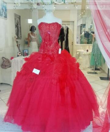 Red dress in organza and lace fabric